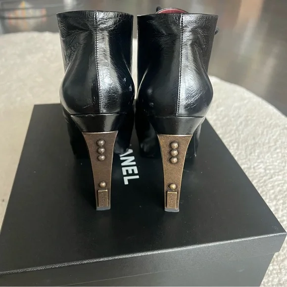 CHANEL Lacets Black Leather Lace Up Round Toe Ankle Boots - SIZE 39.5 - Picture 10 of 13